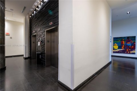 Propiedad comercial en venta en Miami, Florida № 2000687 - foto 18