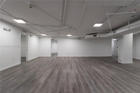 Propiedad comercial en venta en Miami, Florida № 2000687 - foto 11