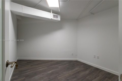 Propiedad comercial en venta en Miami, Florida № 2000687 - foto 7