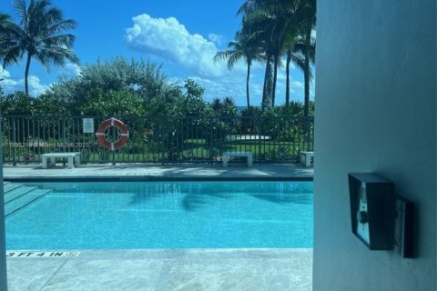Copropriété à vendre à Surfside, Floride: 1 chambre, 115.76 m2 № 1948919 - photo 14