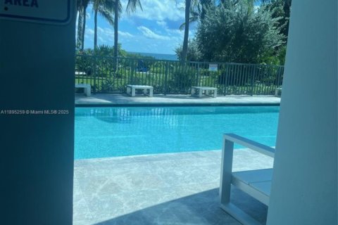 Copropriété à vendre à Surfside, Floride: 1 chambre, 115.76 m2 № 1948919 - photo 13