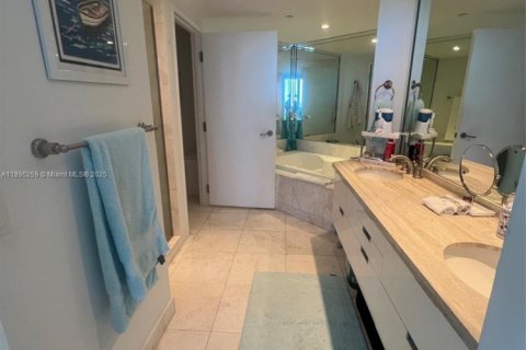 Copropriété à vendre à Surfside, Floride: 1 chambre, 115.76 m2 № 1948919 - photo 8