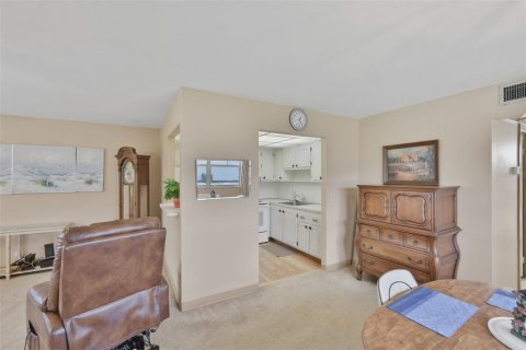 Condo in Sun City Center, Florida, 1 bedroom  № 2199750 - photo 17