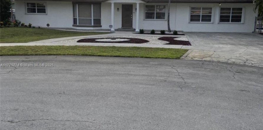 House in Hollywood, Florida 3 bedrooms, 232.44 sq.m. № 1702132