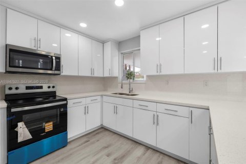 Casa en venta en Miami, Florida, 4 dormitorios, 118.91 m2 № 2003567 - foto 8