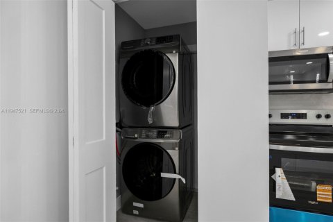 Casa en venta en Miami, Florida, 4 dormitorios, 118.91 m2 № 2003567 - foto 10