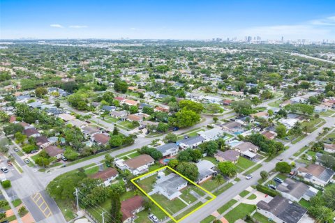 Casa en venta en Miami, Florida, 4 dormitorios, 118.91 m2 № 2003567 - foto 30