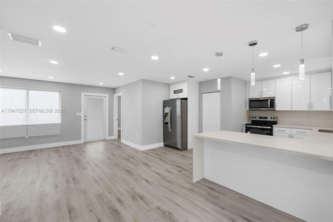 Casa en venta en Miami, Florida, 4 dormitorios, 118.91 m2 № 2003567 - foto 6