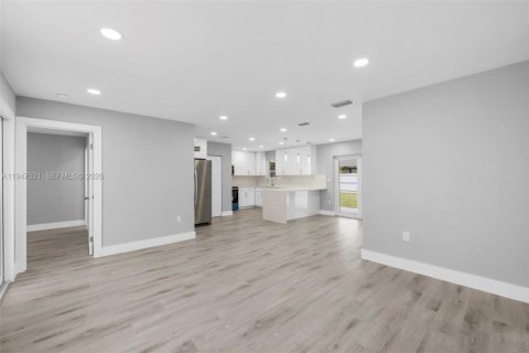 Casa en venta en Miami, Florida, 4 dormitorios, 118.91 m2 № 2003567 - foto 3