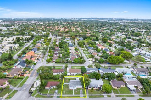 Casa en venta en Miami, Florida, 4 dormitorios, 118.91 m2 № 2003567 - foto 29