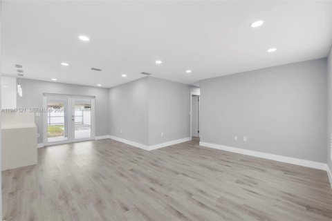 Casa en venta en Miami, Florida, 4 dormitorios, 118.91 m2 № 2003567 - foto 2