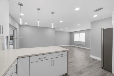 Casa en venta en Miami, Florida, 4 dormitorios, 118.91 m2 № 2003567 - foto 9