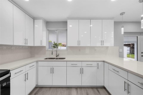 Casa en venta en Miami, Florida, 4 dormitorios, 118.91 m2 № 2003567 - foto 7