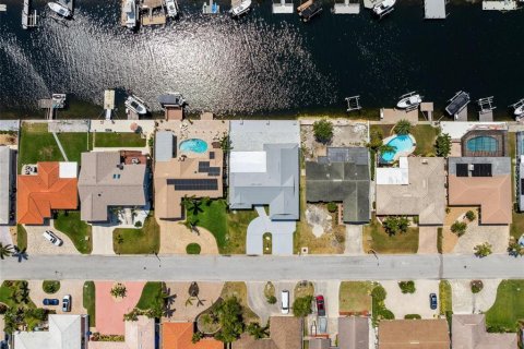 Casa en venta en New Port Richey, Florida, 3 dormitorios, 257.9 m2 № 2203260 - foto 3