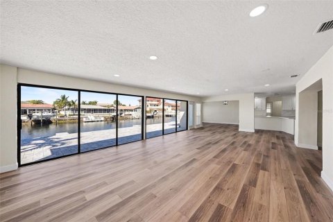 Casa en venta en New Port Richey, Florida, 3 dormitorios, 257.9 m2 № 2203260 - foto 26