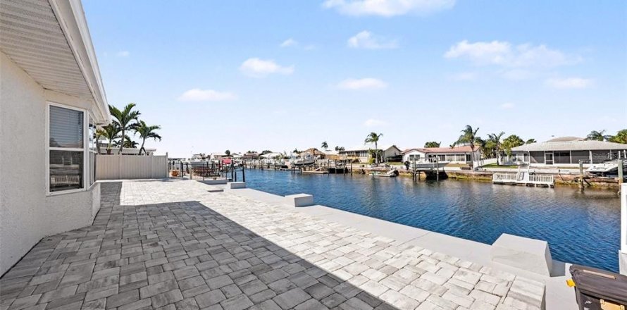 Casa en New Port Richey, Florida 3 dormitorios, 257.9 m2 № 2203260