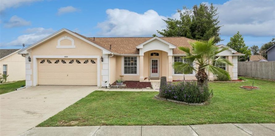 House in Clermont, Florida 3 bedrooms, 153.66 sq.m. № 2408606