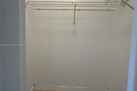 Copropriété à louer à Hollywood, Floride: 2 chambres, 94.3 m2 № 2000859 - photo 18