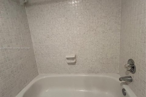 Copropriété à louer à Hollywood, Floride: 2 chambres, 94.3 m2 № 2000859 - photo 14