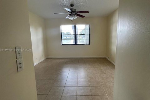 Copropriété à louer à Hollywood, Floride: 2 chambres, 94.3 m2 № 2000859 - photo 15