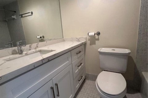 Copropriété à louer à Hollywood, Floride: 2 chambres, 94.3 m2 № 2000859 - photo 13
