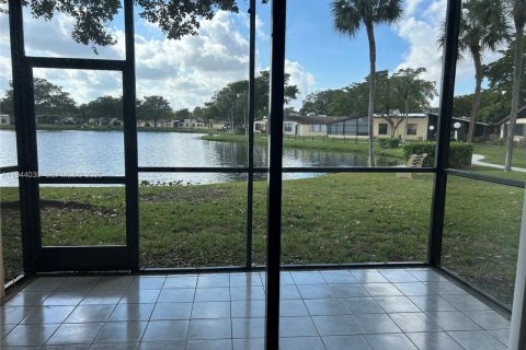 Copropriété à louer à Hollywood, Floride: 2 chambres, 94.3 m2 № 2000859 - photo 11