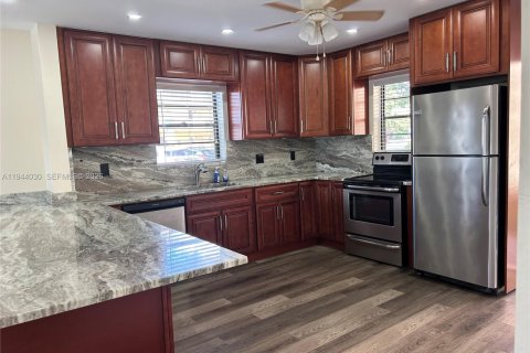 Copropriété à louer à Hollywood, Floride: 2 chambres, 94.3 m2 № 2000859 - photo 7