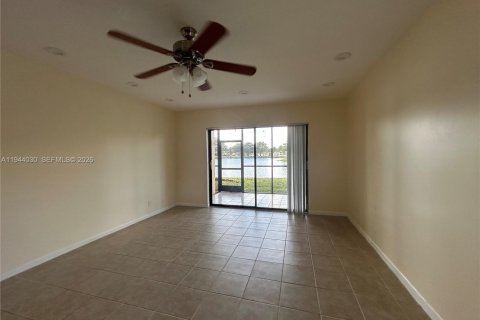 Copropriété à louer à Hollywood, Floride: 2 chambres, 94.3 m2 № 2000859 - photo 9