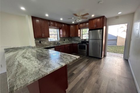 Copropriété à louer à Hollywood, Floride: 2 chambres, 94.3 m2 № 2000859 - photo 8