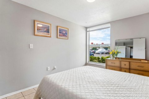Condo in Holiday, Florida, 2 bedrooms № 2108267 - photo 17