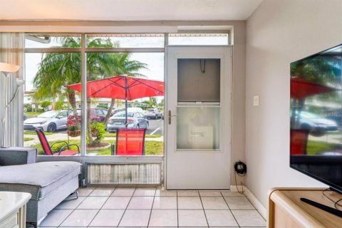 Condo in Holiday, Florida, 2 bedrooms № 2108267 - photo 5