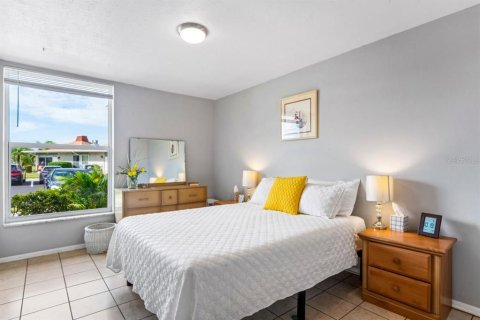 Condo in Holiday, Florida, 2 bedrooms № 2108267 - photo 15