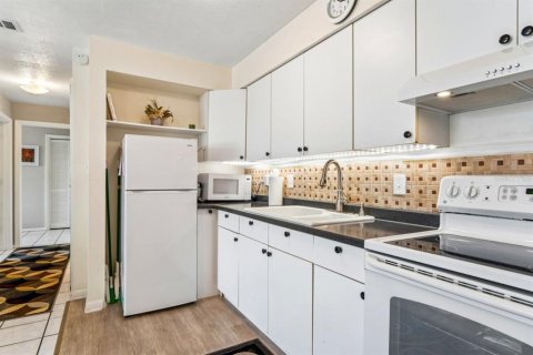 Condo in Holiday, Florida, 2 bedrooms № 2108267 - photo 12