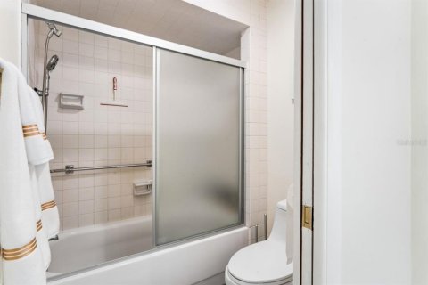 Condo in Holiday, Florida, 2 bedrooms № 2108267 - photo 21
