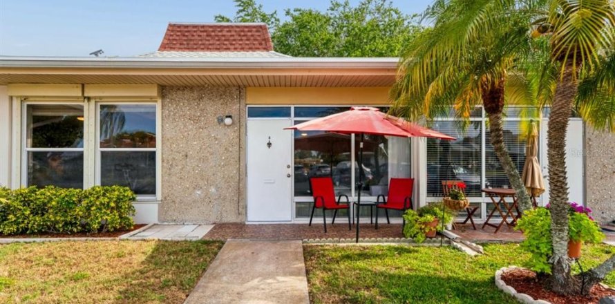 Condo in Holiday, Florida, 2 bedrooms № 2108267