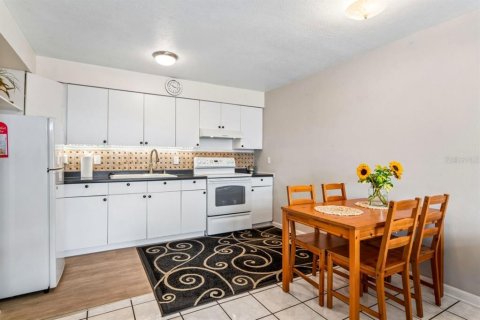 Condo in Holiday, Florida, 2 bedrooms № 2108267 - photo 10
