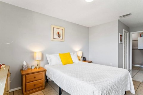 Condo in Holiday, Florida, 2 bedrooms № 2108267 - photo 16