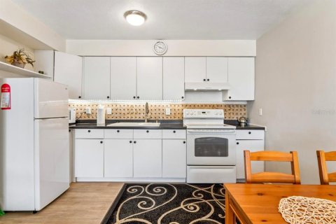 Condo in Holiday, Florida, 2 bedrooms № 2108267 - photo 11