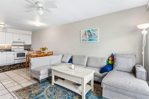 Condo in Holiday, Florida, 2 bedrooms № 2108267 - photo 6