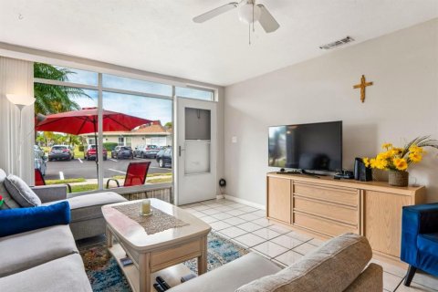 Condo in Holiday, Florida, 2 bedrooms № 2108267 - photo 8