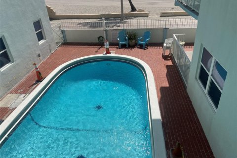 Condo in Hollywood, Florida, 1 bedroom  № 1152216 - photo 1