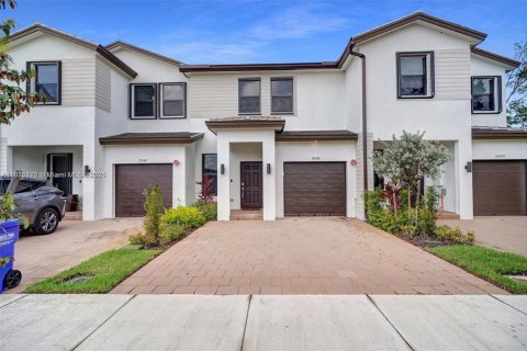 Townhouse in Pembroke Pines, Florida 3 bedrooms, 136.38 sq.m. № 1818478 - photo 1