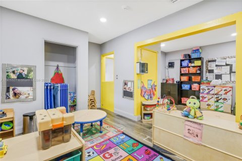 Commercial property in Miami Gardens, Florida № 2012530 - photo 14