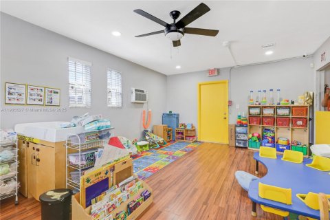 Commercial property in Miami Gardens, Florida № 2012530 - photo 22