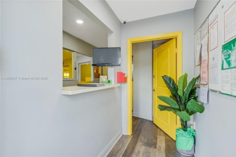 Commercial property in Miami Gardens, Florida № 2012530 - photo 3