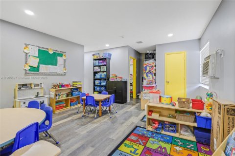 Commercial property in Miami Gardens, Florida № 2012530 - photo 11