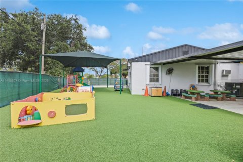 Commercial property in Miami Gardens, Florida № 2012530 - photo 29