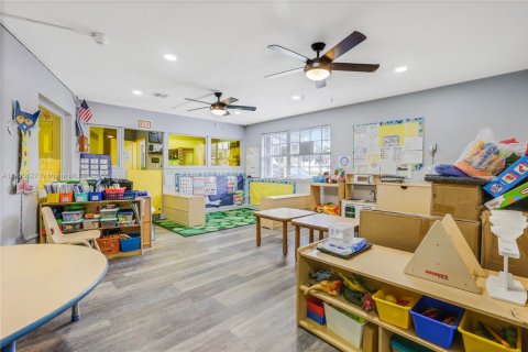 Commercial property in Miami Gardens, Florida № 2012530 - photo 9