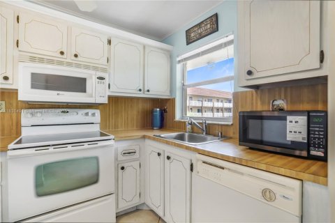 Condo in Sunrise, Florida, 2 bedrooms № 1977797 - photo 15