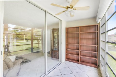 Condo in Sunrise, Florida, 2 bedrooms № 1977797 - photo 9